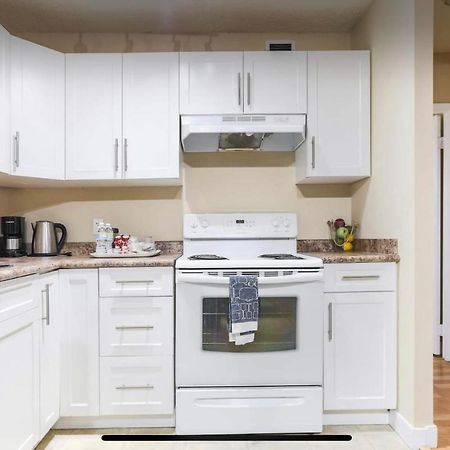 Downtown River Valley Bachelor Suite Condo, Non Smoking, 12 Inches Queen Bed, Beautiful Minimalist, Very Convenient Every Where Edmonton Luaran gambar