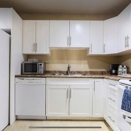 Downtown River Valley Bachelor Suite Condo, Non Smoking, 12 Inches Queen Bed, Beautiful Minimalist, Very Convenient Every Where Edmonton Luaran gambar
