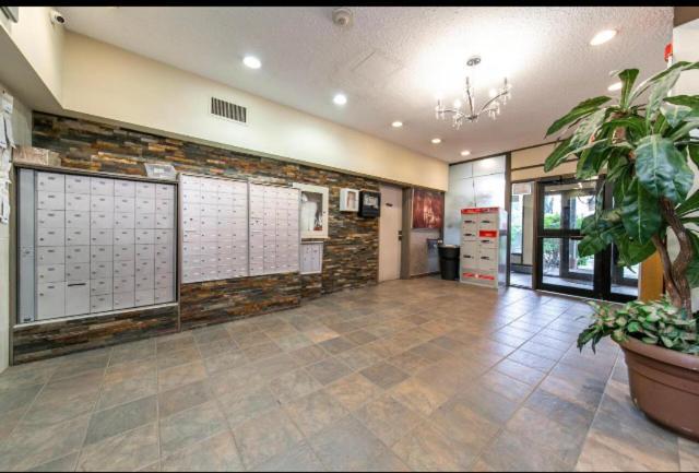 Downtown River Valley Bachelor Suite Condo, Non Smoking, 12 Inches Queen Bed, Beautiful Minimalist, Very Convenient Every Where Edmonton Luaran gambar