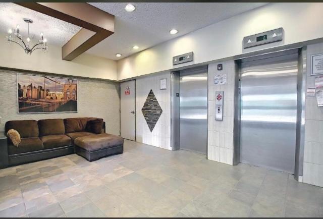 Downtown River Valley Bachelor Suite Condo, Non Smoking, 12 Inches Queen Bed, Beautiful Minimalist, Very Convenient Every Where Edmonton Luaran gambar