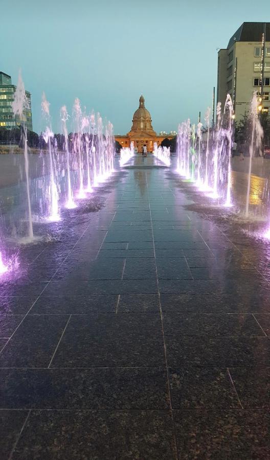 Downtown River Valley Bachelor Suite Condo, Non Smoking, 12 Inches Queen Bed, Beautiful Minimalist, Very Convenient Every Where Edmonton Luaran gambar
