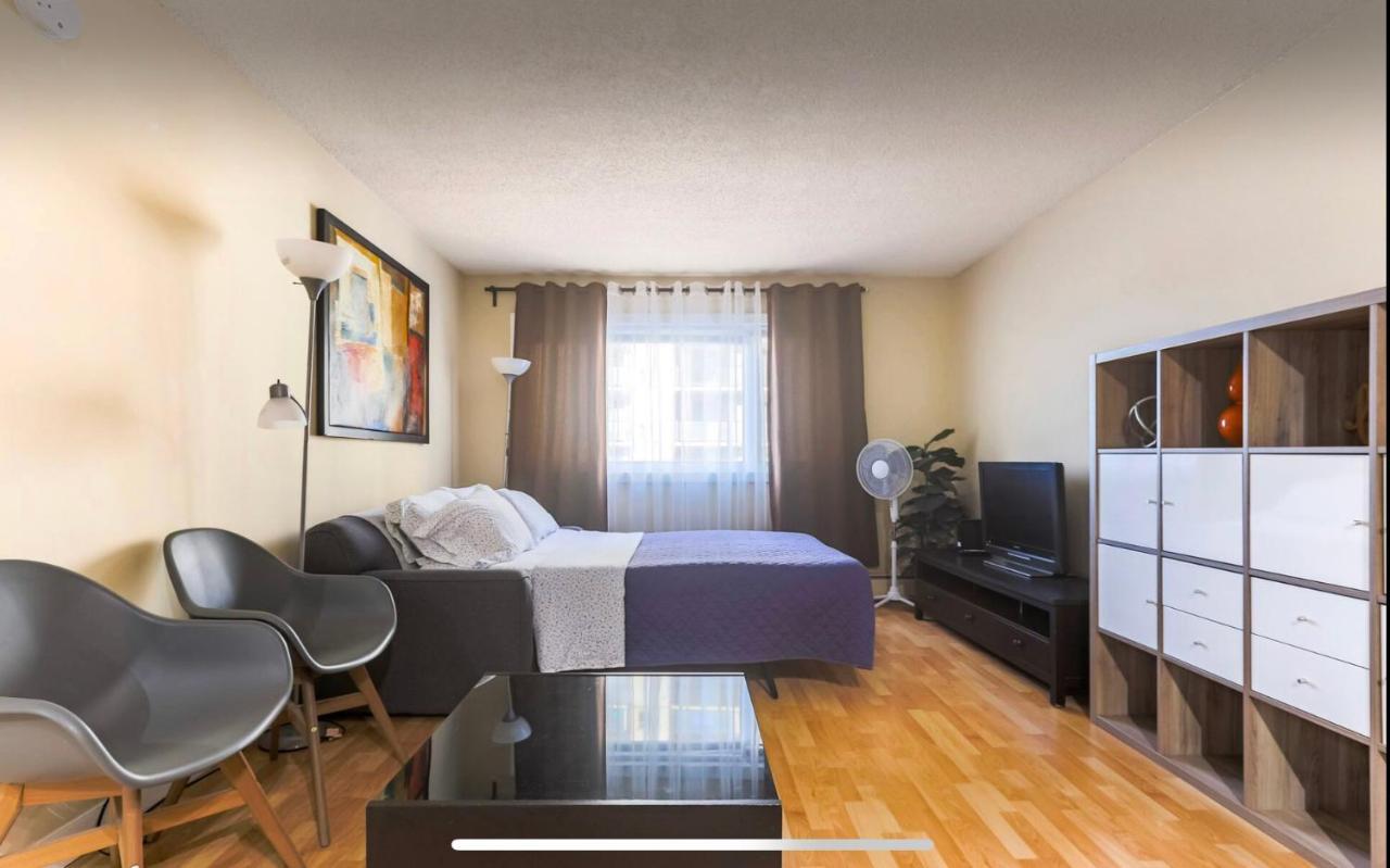 Downtown River Valley Bachelor Suite Condo, Non Smoking, 12 Inches Queen Bed, Beautiful Minimalist, Very Convenient Every Where Edmonton Luaran gambar
