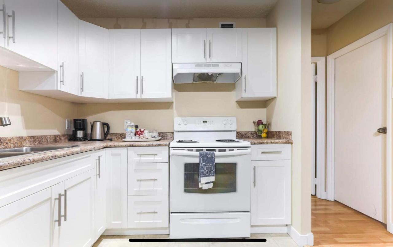 Downtown River Valley Bachelor Suite Condo, Non Smoking, 12 Inches Queen Bed, Beautiful Minimalist, Very Convenient Every Where Edmonton Luaran gambar