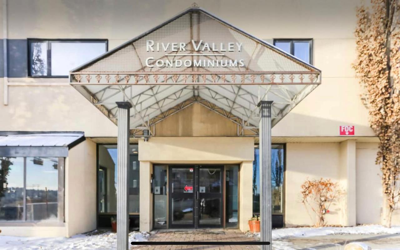 Downtown River Valley Bachelor Suite Condo, Non Smoking, 12 Inches Queen Bed, Beautiful Minimalist, Very Convenient Every Where Edmonton Luaran gambar