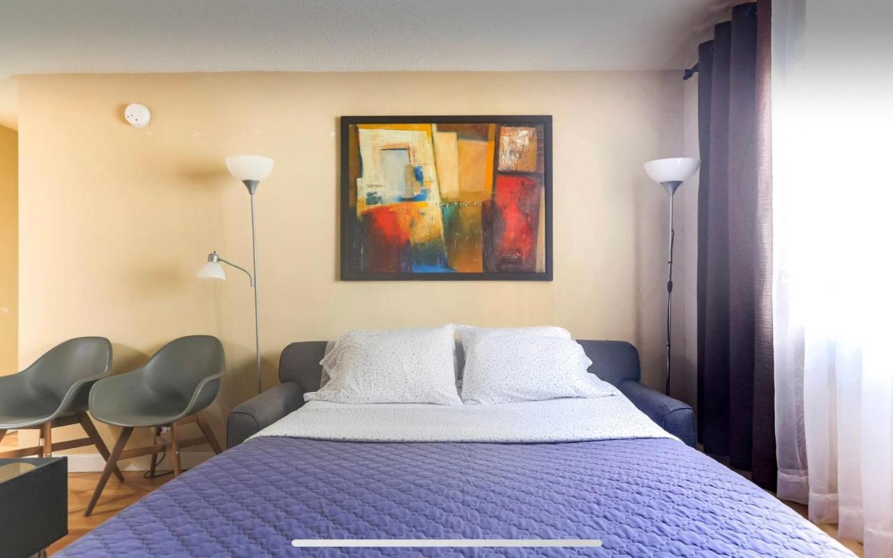 Downtown River Valley Bachelor Suite Condo, Non Smoking, 12 Inches Queen Bed, Beautiful Minimalist, Very Convenient Every Where Edmonton Luaran gambar