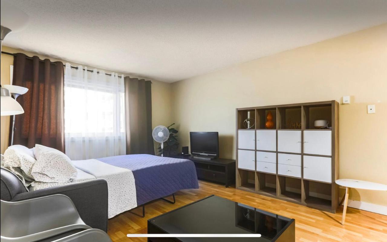 Downtown River Valley Bachelor Suite Condo, Non Smoking, 12 Inches Queen Bed, Beautiful Minimalist, Very Convenient Every Where Edmonton Luaran gambar