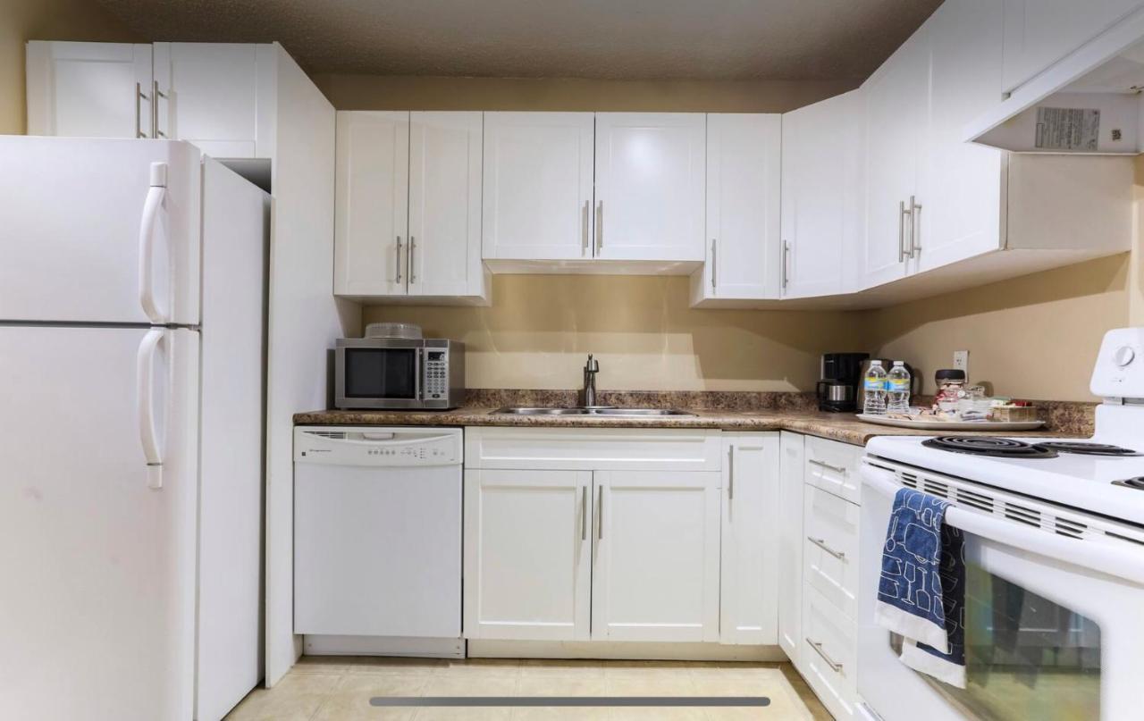 Downtown River Valley Bachelor Suite Condo, Non Smoking, 12 Inches Queen Bed, Beautiful Minimalist, Very Convenient Every Where Edmonton Luaran gambar